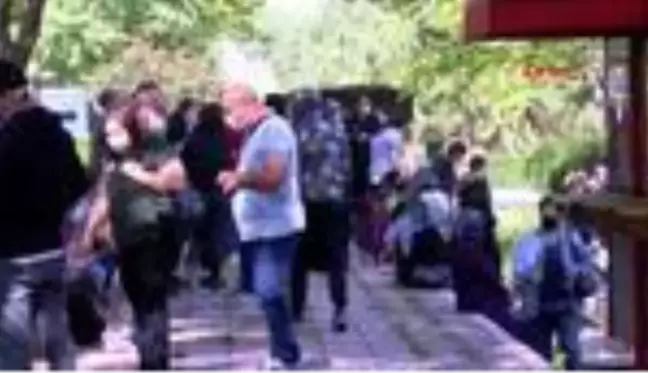 Eskişehir ve Kütahya'da sosyal mesafesiz sınav kuyruğu