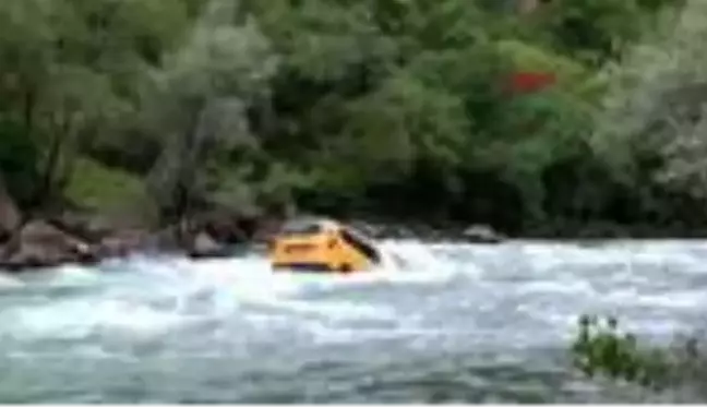 TUNCELİ Munzur Nehri'ne devrilen taksinin sürücüsü kendi imkanıyla kurtuldu