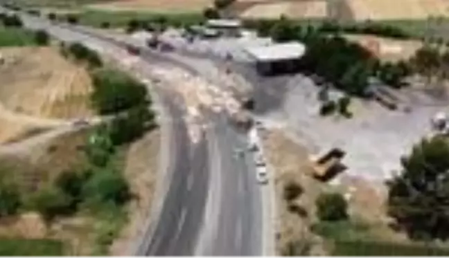 Tırdan düşen trafo karayolunu savaş alanına çevirdi: 2 yaralı