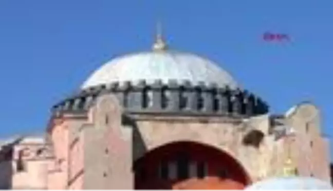 İSTANBUL-AYASOFYA ÖNÜNDE YOĞUNLUK; CAMİYE GİREBİLMEK İÇİN SIRA BEKLEDİLER