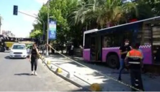 Kadıköy'de otobüs Müjdat Gezen Sanat Merkezi'nin bahçesine girdi: 5 yaralı