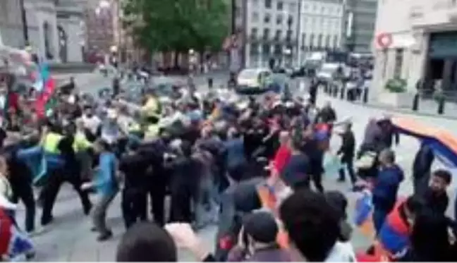 Londra'da yaşayan Azerbaycanlılardan Ermenistan protestosu