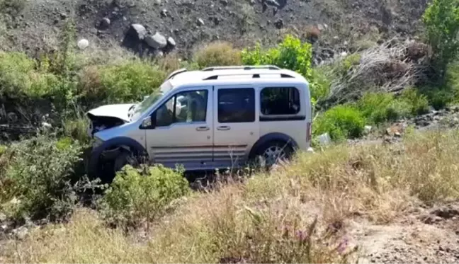 Son dakika haberi: Kamyonet şarampole devrildi: 7 yaralı