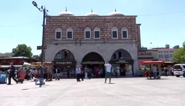 Eminönü'nde Kurban Bayramı arifesinde alışveriş hareketliliği