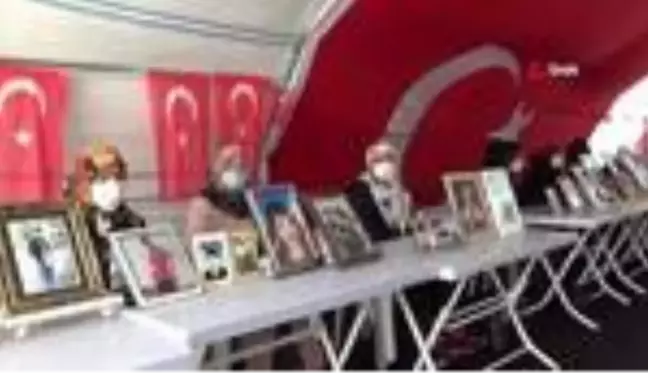 Herkes bayramı sevdikleri ile geçiriyor, onlar evlatlarından gelecek haberi bekliyor