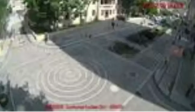 Yol ortasında bozulan aracı trafik polisi itti