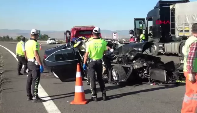 Otomobil TIR'a çarptı: 3 kişi ölü, 1 yaralı