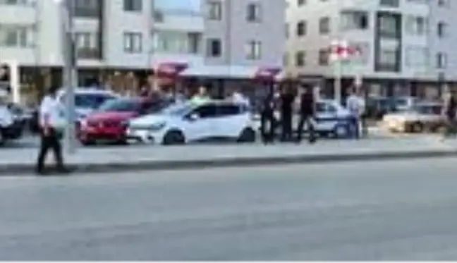 Son dakika haber! 'Dur' ihtarına uymayan otomobil, sivil polis aracına çarptı