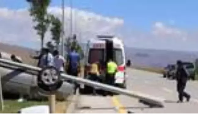 Aydınlatma direğine çarparak devrilen otomobildeki çift yaralandı