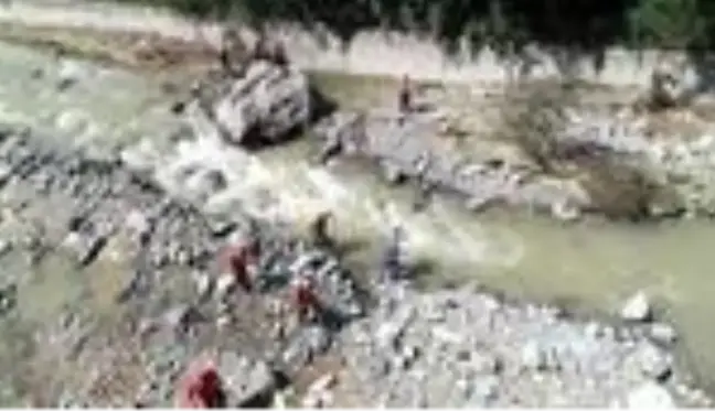 Son dakika haberleri... Selde kaybolan aileyi arama çalışmaları devam ediyor
