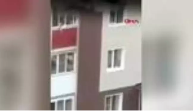 Rusya'da apartmanda yangın; camdan atılan çocuklar böyle kurtarıldı