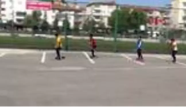 NİĞDE Kayaklı koşu sporcuları, trafiğe kapalı caddede antrenman yapıyor