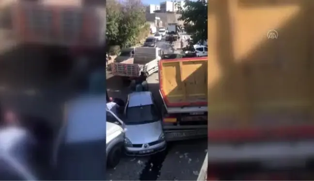 Bodrum'da yokuş çıkan tırdan ayrılan dorse, otomobillere ve iş yerine çarptı: 1 yaralı