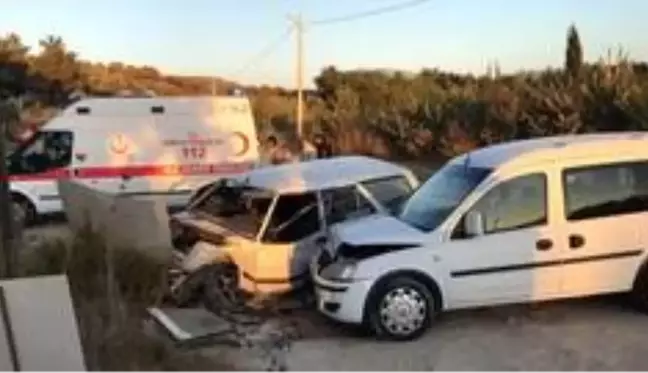 Kuşadası'nda iki otomobil kafa kafaya çarpıştı, 2 yaralı