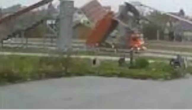 Rusya'da dikkatsiz kamyon sürücüsü açık unuttuğu damperin altında kalarak hayatını kaybetti
