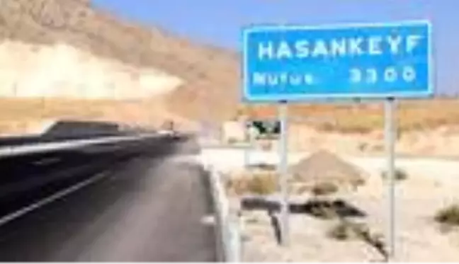 Hasankeyf'te tekne paraşütü keyfi