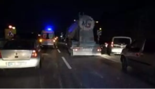 Arnavutköy'de hafriyat kamyonuyla otomobil çarpıştı: 1 yaralı