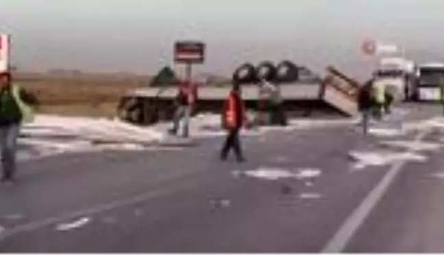 Tır, pancar yüklü traktöre çarptı: 3 yaralı