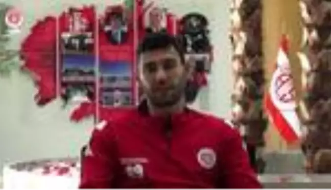 Sokakta futbol oynarken keşfedilen Veysel Sarı, Antalyaspor'da mutlu