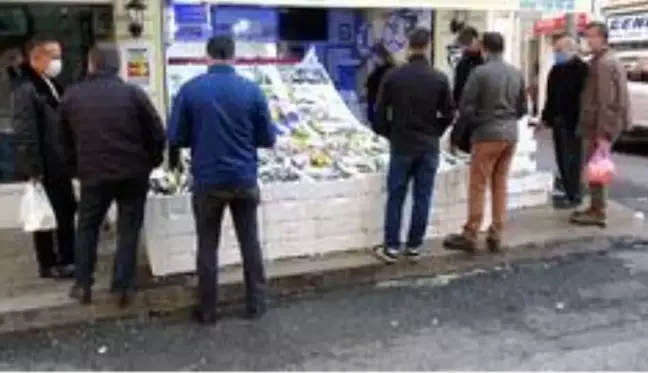 Ordu'da balıkçı tezgahları şenlendi, vatandaşlar adeta balık sırasına girdi