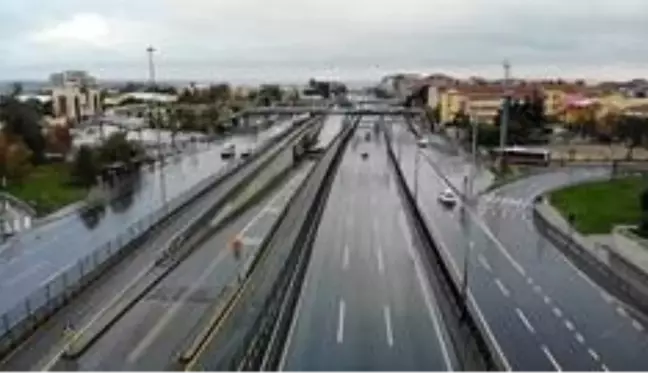 Kısıtlama sabahında yollar ve meydanlar boş kaldı