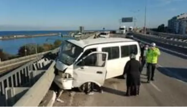 Samsun'da panelvan minibüs viyadükteki bariyerlere çarptı: 3 yaralı