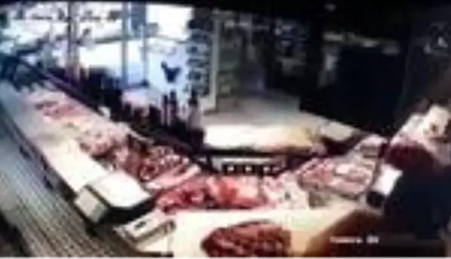 Kontrolden çıkan otomobilin bir kasabın vitrininden içeri girdiği anlar kamerada