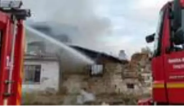 Yaşlı kadın yanan evinde ölü bulundu