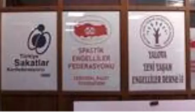 Serebral palsili kursiyerler bilgisayara gözleriyle hükmederek hayata tutunuyor