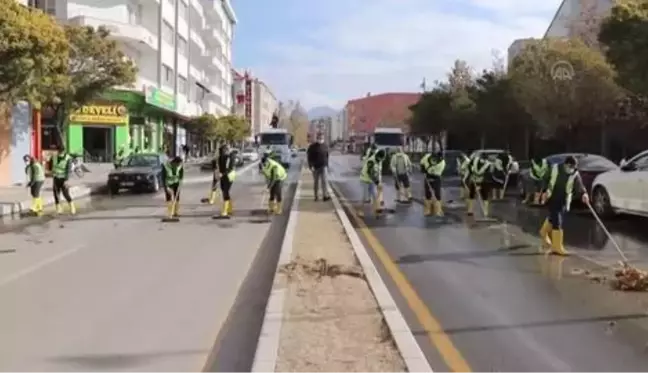 Sokaklar boşalınca belediye yollarda temizlik yaptı