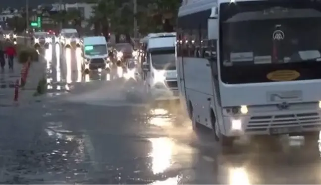 Bodrum'da sağanak taşkına neden oldu (2)