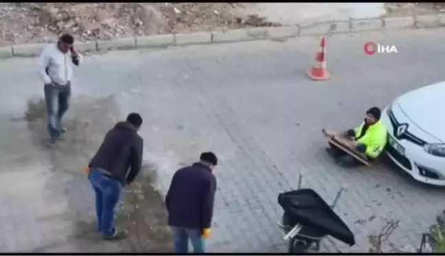 Belediye işçilerinin kanun eşliğindeki mesaisi kamerada