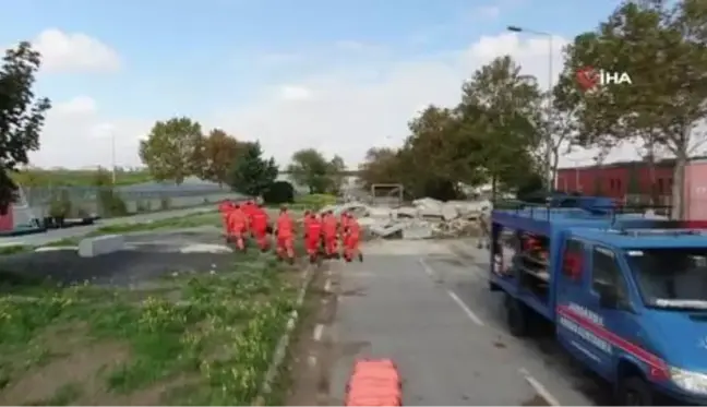 Jandarmanın İstanbul depremi tatbikatı gerçeğini aratmadı