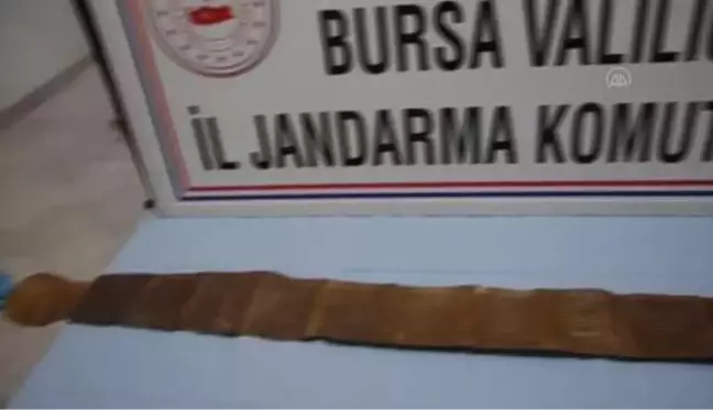 Tarihi eser olarak değerlendirilen kitabı jandarmaya satmak isterken yakalandılar