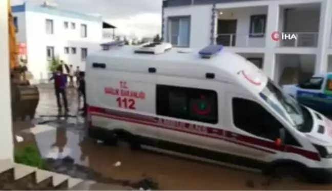 Vakaya giden ambulans çamura düştü