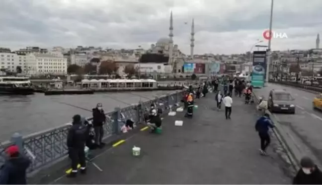 Galata Köprüsü'nde olta balıkçılarına mesafe denetimi