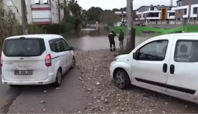 Kuvvetli yağışta evlerini su basan vatandaşların temizlik çalışması sürüyor