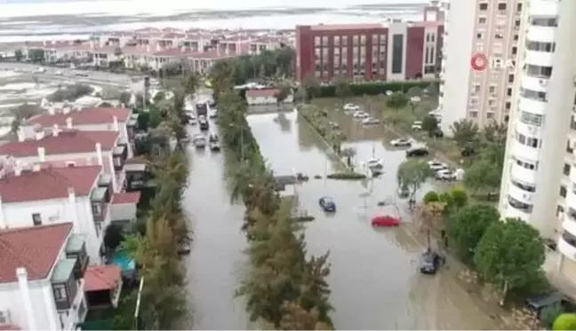 Su taşkının ardından araçlar çekiliyor