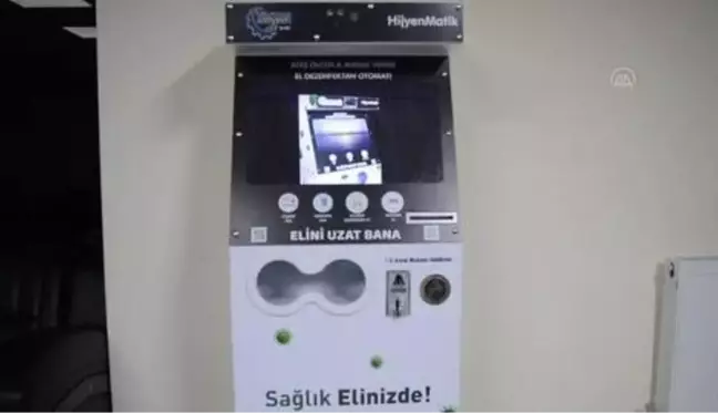 Atık karşılığı maske veren otomatlar salgınla mücadeleye destek veriyor