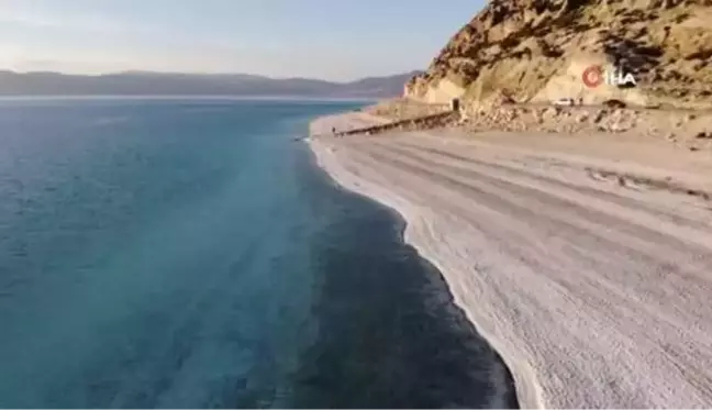 Son dakika haber! - Su seviyesi azalan Salda Gölü'nde küçük adacıklar oluştu- Salda Gölü'nün su seviyesi yaklaşık 30 metre çekildi- Kuraklık Salda Gölü'nü de etkiledi-...