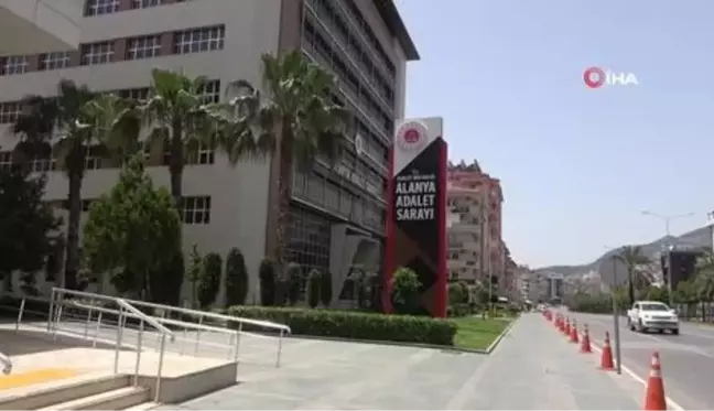 Boğazına bıçak dayadığı Rus turiste cinsel tacizde bulunup gasp etti