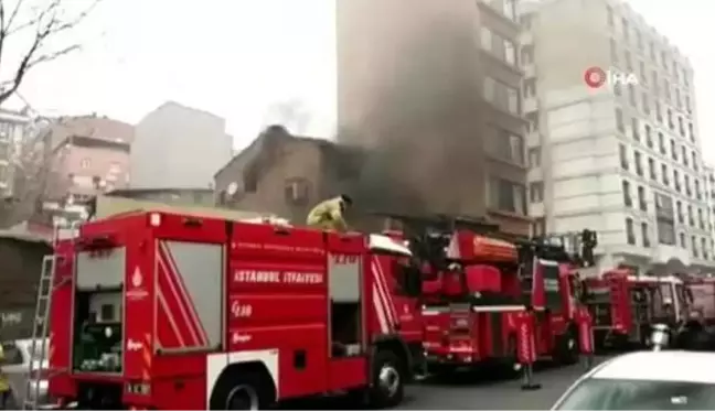 Beyoğlu'nda vatandaşlar sosyal mesafeyi unutup yangını izledi