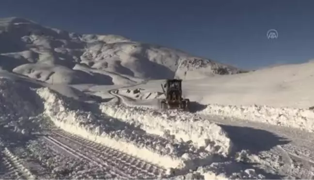 2 bin 800 rakımlı bölgede mahsur kalan çoban ve sürüsü ekiplerce köye ulaştırıldı