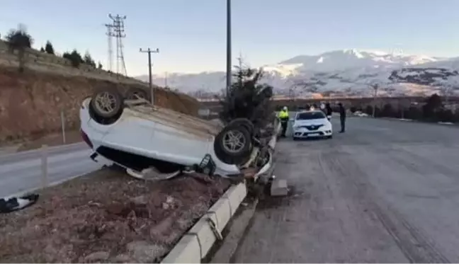 Devrilen otomobildeki 4 kişi yara almadan kurtuldu