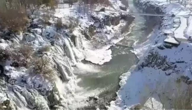 Kısmen donan Muradiye Şelalesi eşsiz manzaralar sunuyor