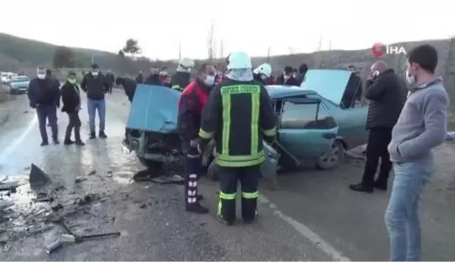 Araçlar kafa kafaya çarpıştı, yol savaş alanına döndü: 1 ölü, 4 yaralı