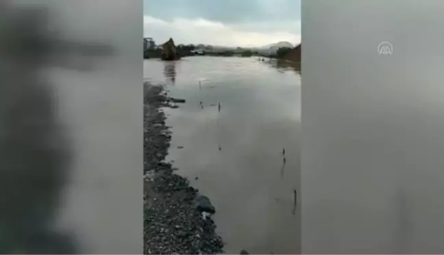 Antalya'da sağanak nedeniyle dereler taştı, seraları su bastı, trafikte aksamalar yaşandı