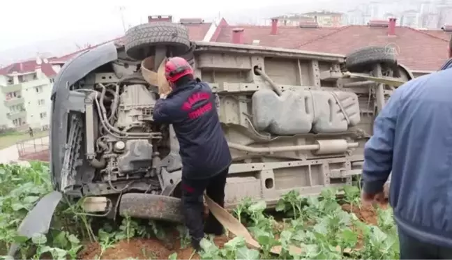 Freni boşalan kepçenin çarptığı ticari araç okul bahçesine düşmekten son anda kurtuldu