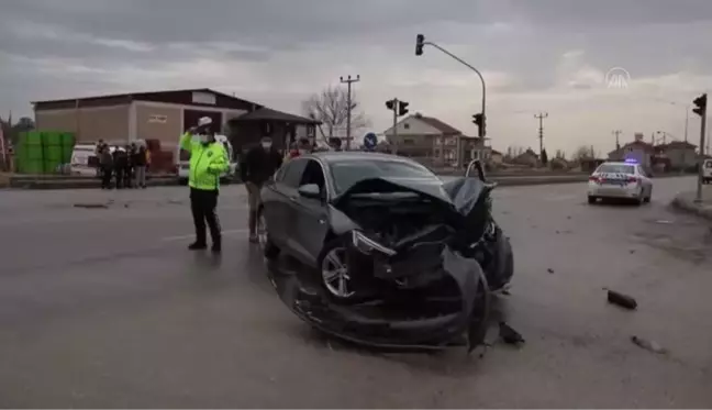 Ambulans ile otomobil çarpıştı: 4 yaralı