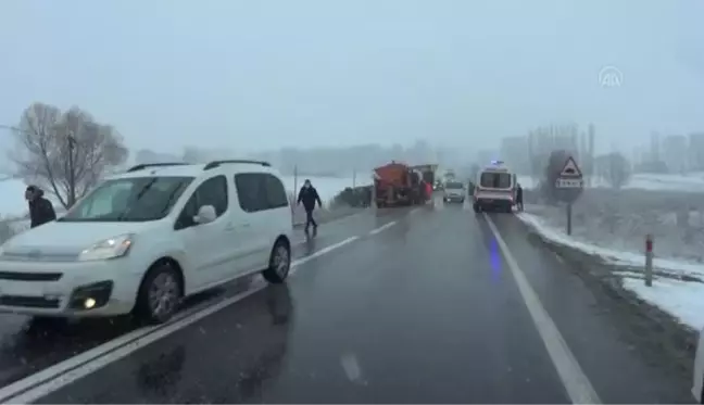 Son dakika: 3 aracın karıştığı trafik kazasında 1 kişi öldü, 2 kişi yaralandı